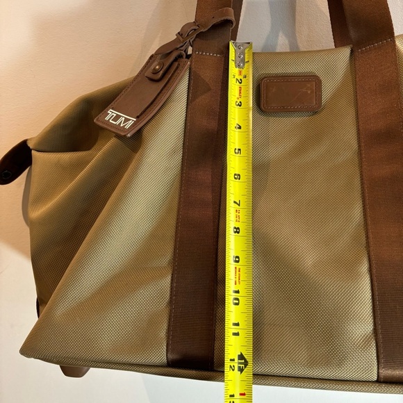 TUMI Large Overnight Bag With Black Shoulder Strap Lined Interior Pocket - Picture 3 of 16